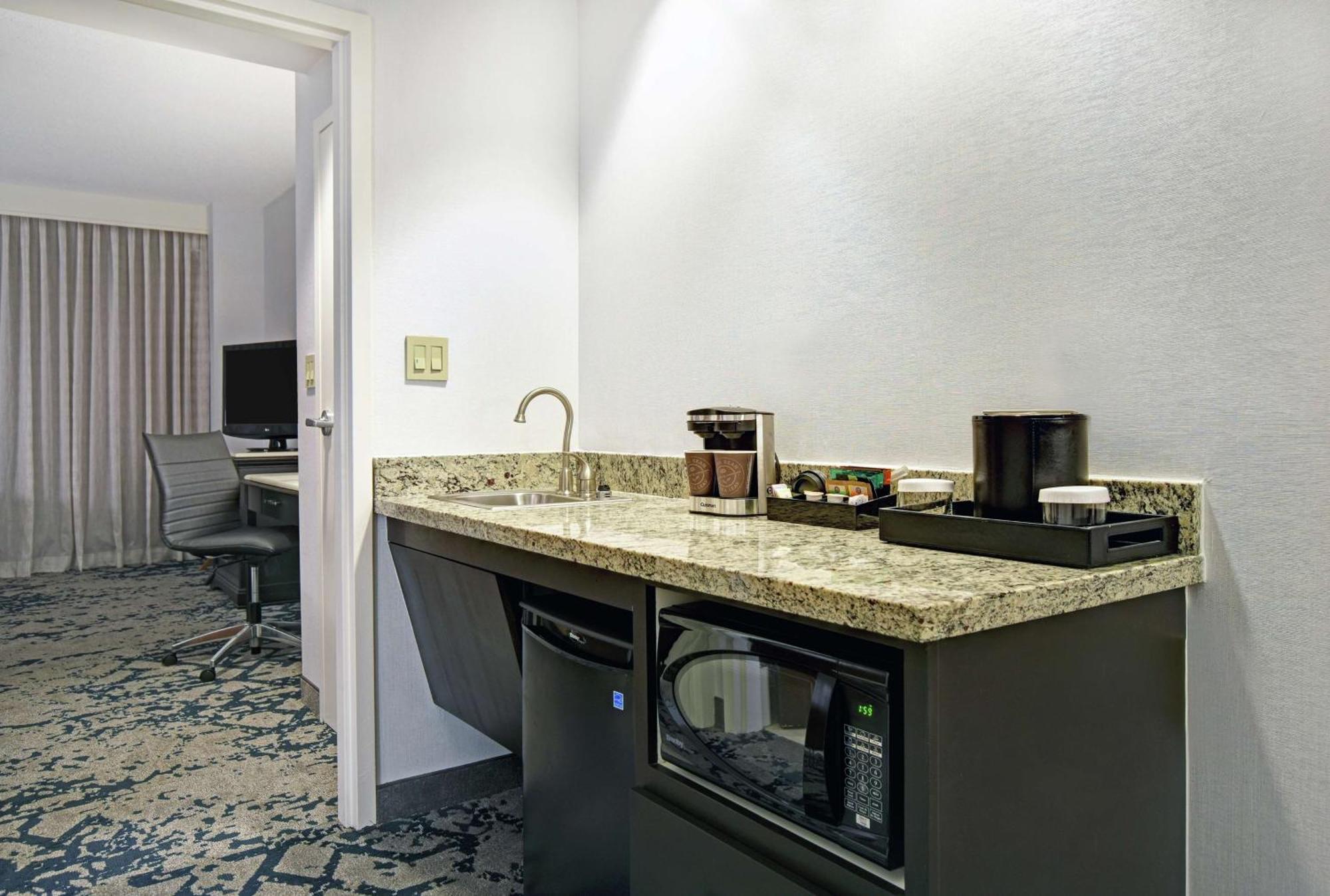 Embassy Suites Чарлстон Экстерьер фото